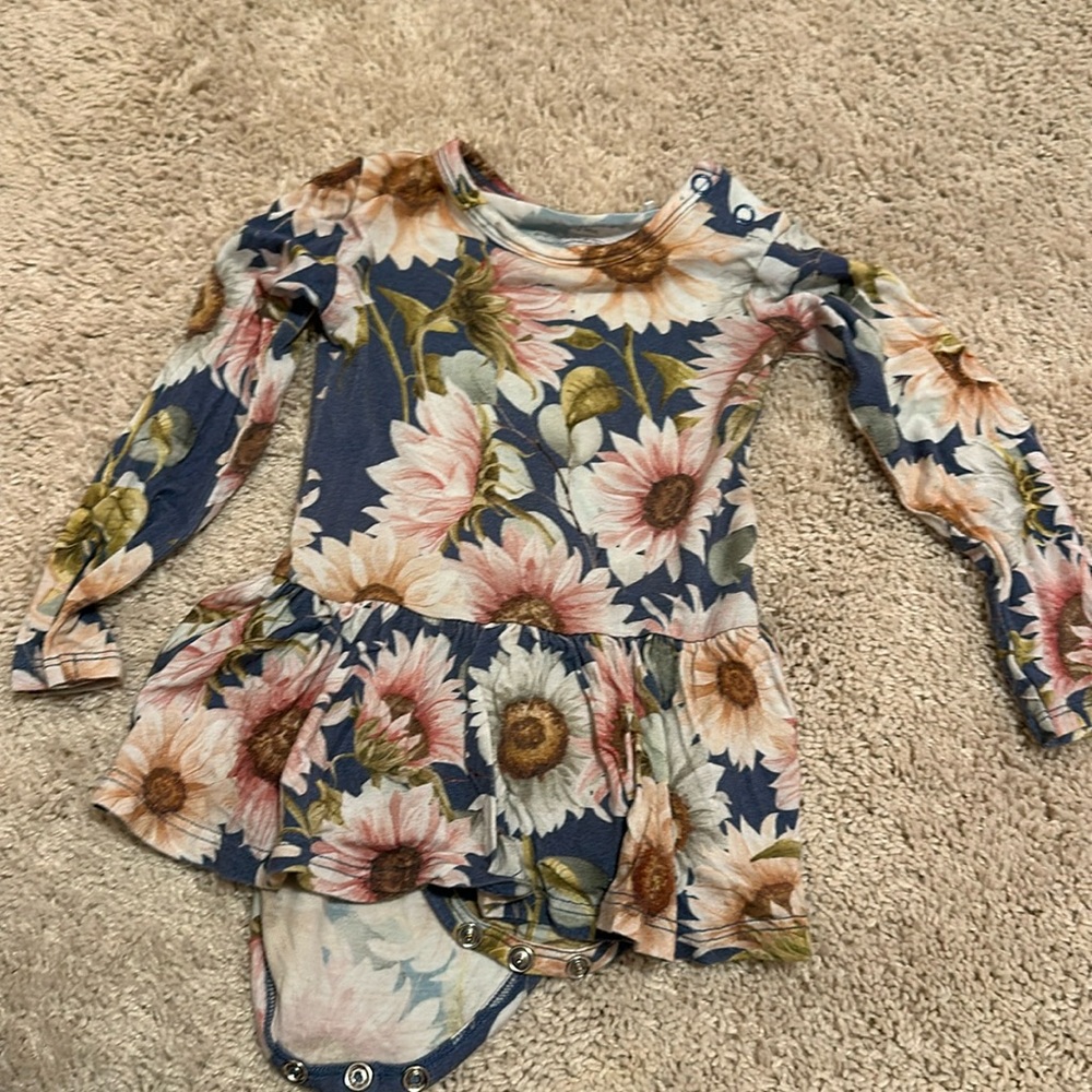 Posh peanut flower top with bottom snap 6-12mo